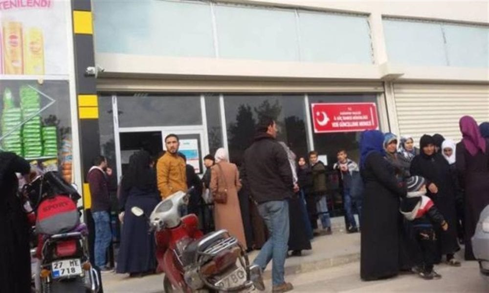 صعوبات كبيرة.. وتنقّل بالخفية: السوريون بدون “كيملك” في تركيا.. كيف يتدبرون أمورهم؟