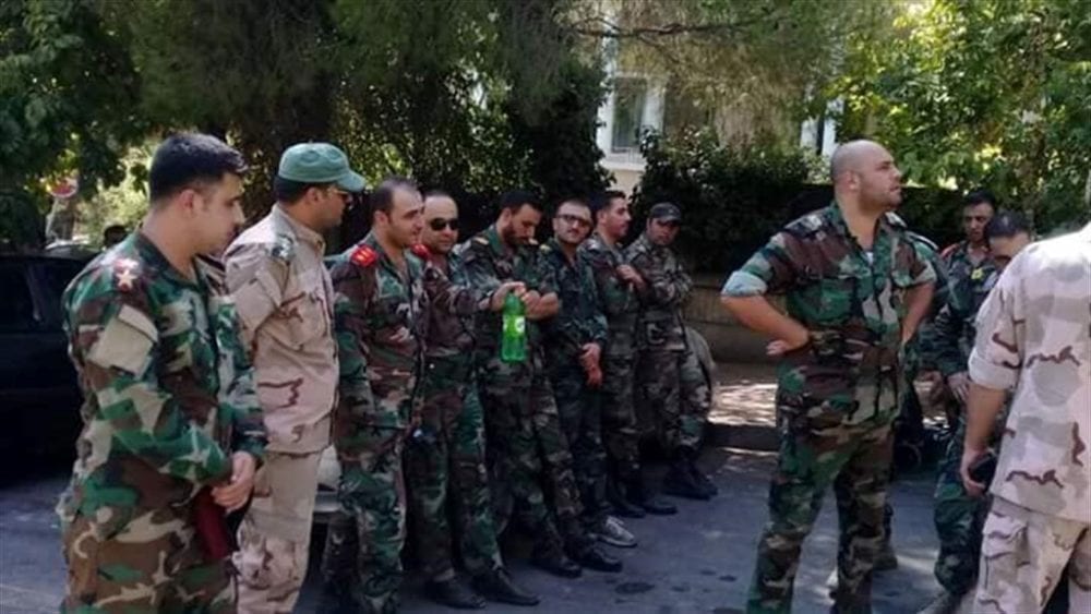 لم يتم اعتقالهم كالطلاب: ضباط مصابون يحتجون أمام القصر الرئاسي.. والنظام يلبي طلباتهم