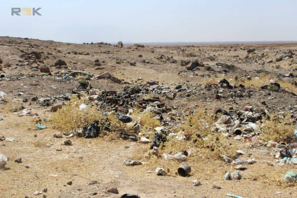يمنع فيها الحفر والتنقيب ومسجلة كمنطقة أثرية: تلة أثرية في ريف الحسكة تتحول إلى مكب نفايات