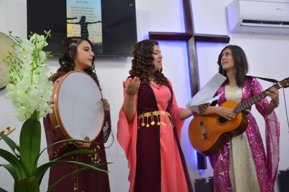 بعد ثلاثين عاماً من توقف الكنائس: معتنقون للمسيحية يفتتحون كنيسة بكوباني تحيي الصلوات بالكردية