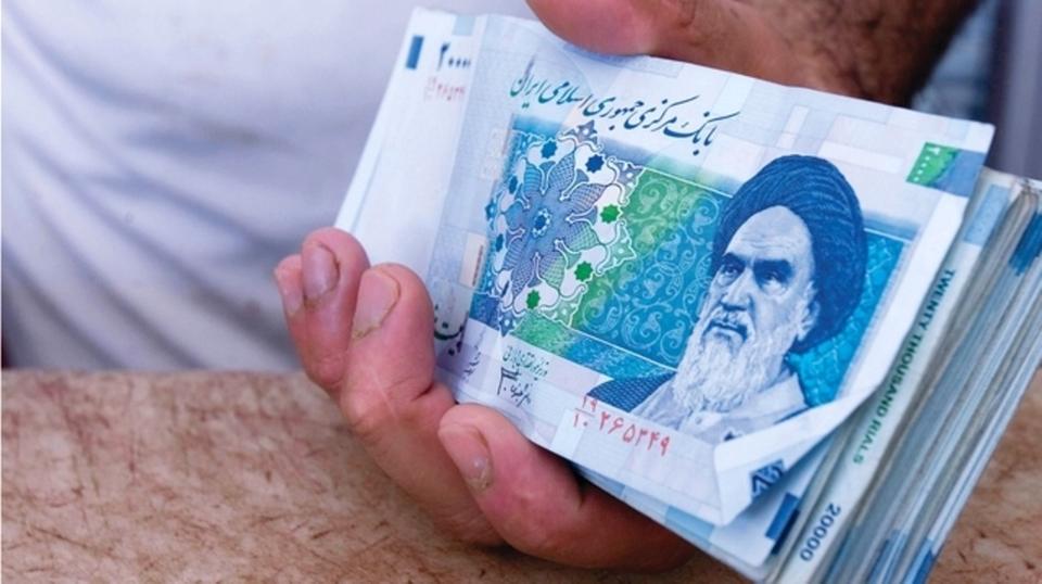 آثار العقوبات تزداد وضوحاً: انخفاض قيمة العملة الإيرانية 10 بالمئة خلال يوم واحد