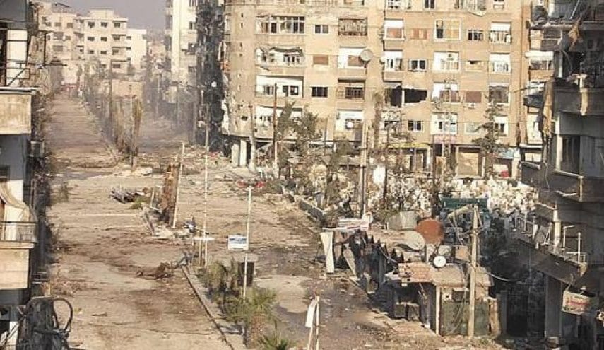 يدخلونها بمواعيد محددة ويعيشون على أطرافها.. داريا عودة منقوصة