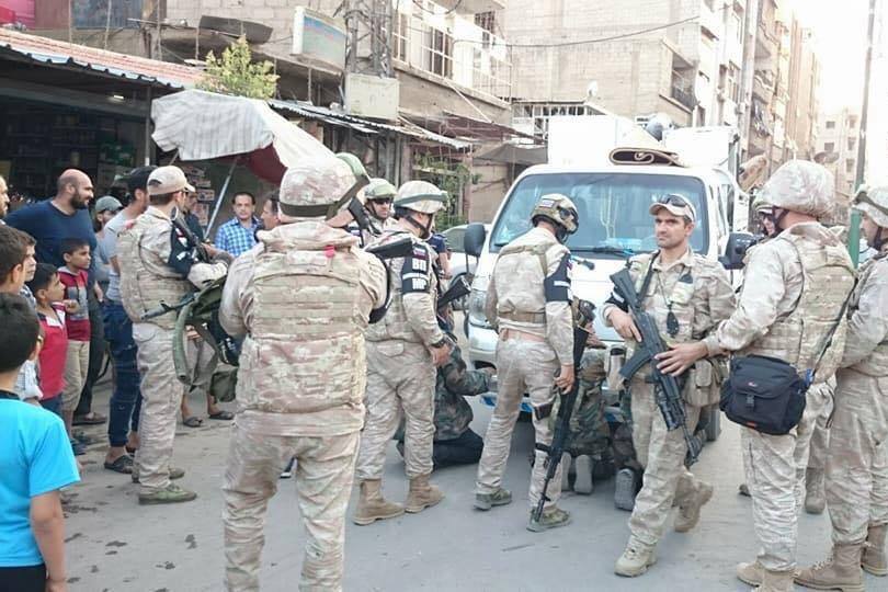 بعد طلبه رشوة من المدنيين.. ضابط في النظام يسجن بأمر روسي
