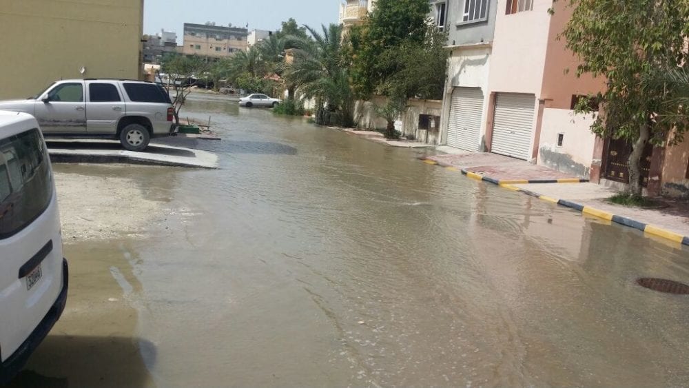 صحيفة أردنية: اللاجئون السوريون “سبب فيضان المجاري” في مدينة بالأردن