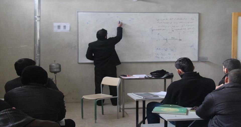 رغم الحاجة الملحة لهم بالمدارس: النظام يعتقل عشرات المعلمين لرفضهم الالتحاق بالجيش