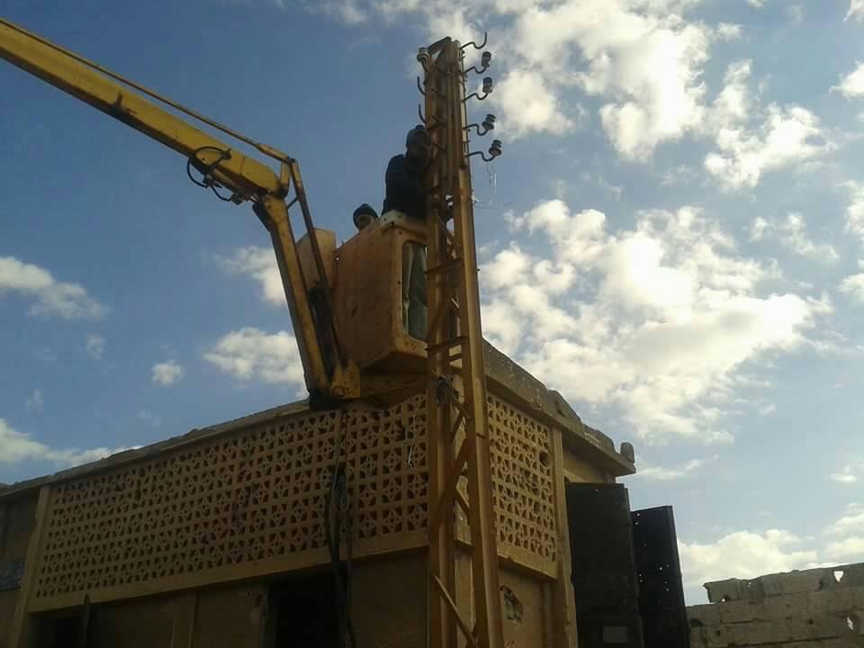 في ظل موجة الحَر.. سكان درعا يشتكون من شح الكهرباء وندرة ألواح الثلج