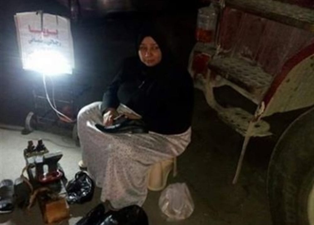 امرأة ثلاثينية تعمل في “البويا” بشوارع دمشق.. وإعلام النظام يحاول استغلالها لـ”إعطاء الدروس”