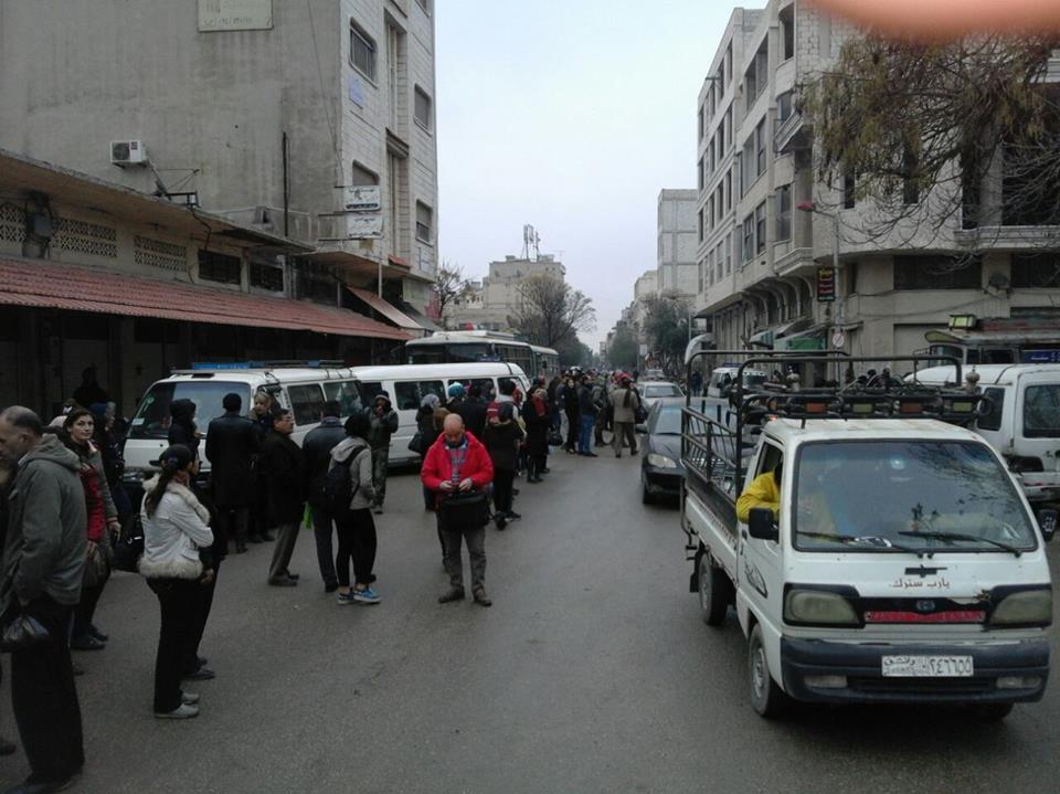 لنقل عناصر وذخائر إلى محاور القتال: قوات النظام تحتجر عشرات “الميكرو باصات” بحماة