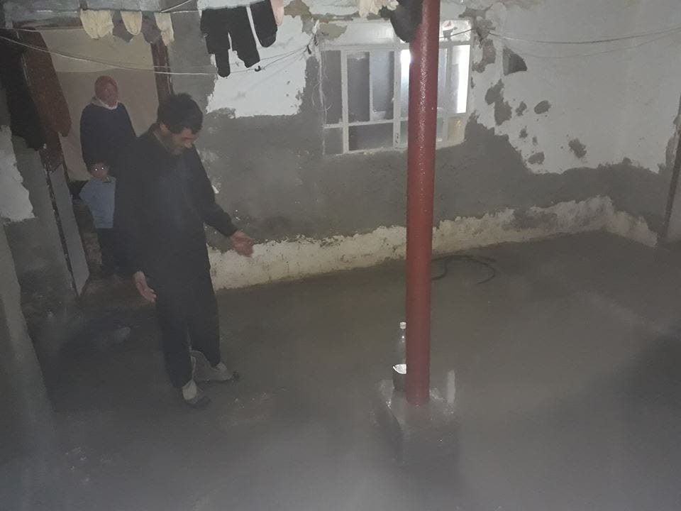 بعد هطول أمطار غزيرة استمرت لساعة فقط.. المياه تغرق عشرات المنازل في أحياء القامشلي