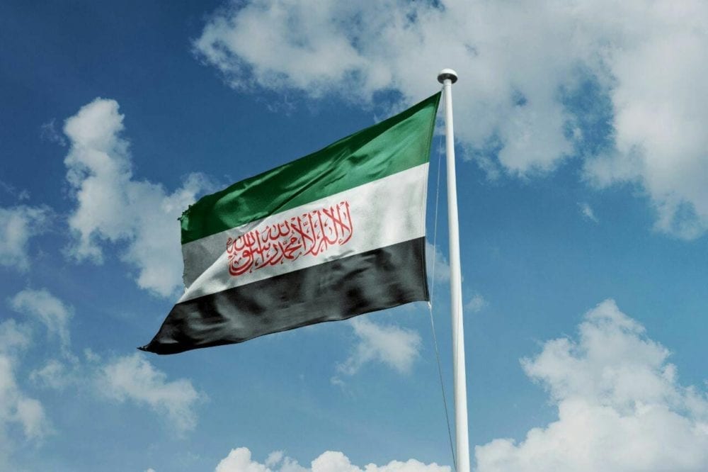 علم جديد في الشمال: الحكومة المدعومة من تحرير الشام تتبنى علم الثورة بعد تعديله