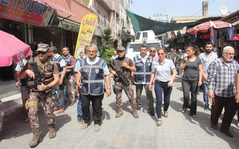 من لا يحملون “كيملك” يعيشون بخوف: تدقيق وحملات ترحيل تستهدف السوريين في تركيا