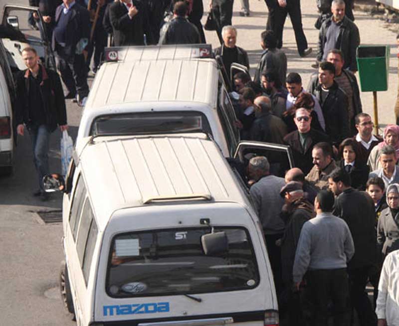 بعد احتجاز قوات النظام لعشرات الـ “ميكروباصات”: ازدحام شديد في الكراجات ومواقف الركاب بحماة
