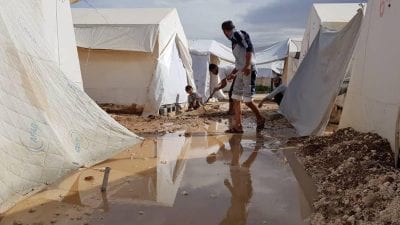 بعد غرق مخيماتهم: مهجرو الغوطة يطالبون بمنازل تؤويهم بدلاً من الخيام