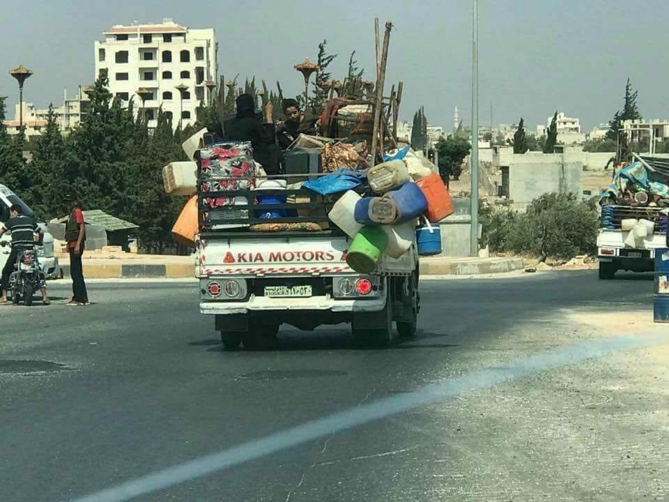 نزوح الآلاف جنوب إدلب.. والقرى “تكاد تفرغ من أهلها” بسبب التصعيد العسكري