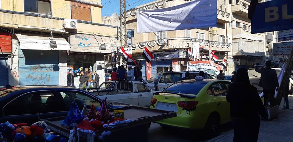 الإدارة الذاتية تطلق سراح معتقلين سابقين للنظام.. وأعلام الأخير تجوب القامشلي بتظاهرات مؤيدة