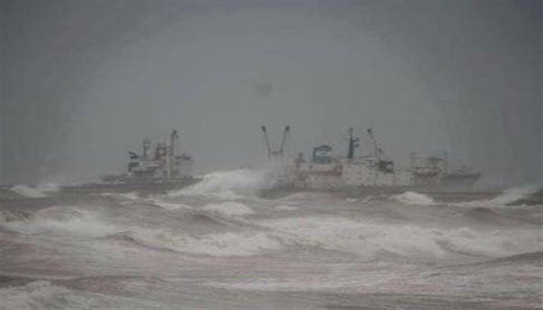 النظام يغلق الموانئ البحرية السورية بسبب سوء الأحوال الجوية