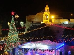 أهالي الغوطة يشتكون من زيادة ساعات انقطاع الكهرباء.. والنظام يرد بأن السبب هو إنارة شجرة الميلاد في دمشق