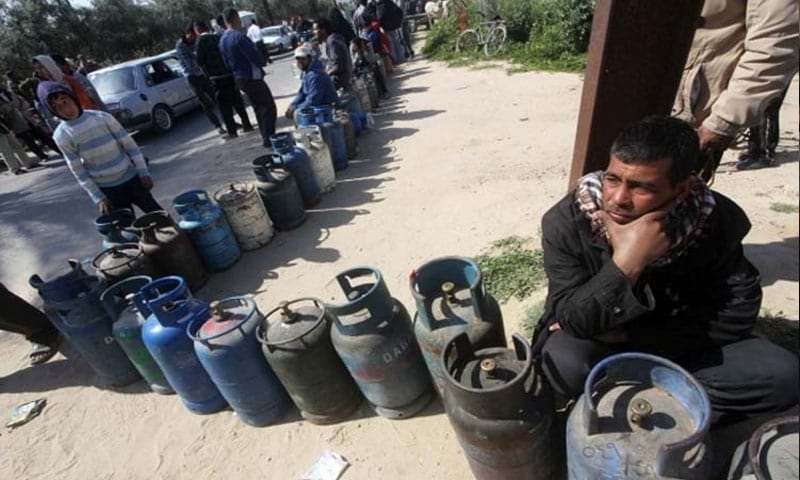 مسؤول لدى النظام يتهم الموزعين باحتكار مادة الغاز وبيعها في السوق السوداء