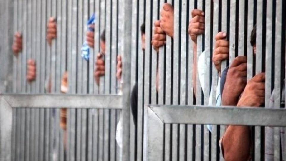 بعد وعودٍ روسية: معتقلو  سجن حماة المركزي ينهون إضرابهم