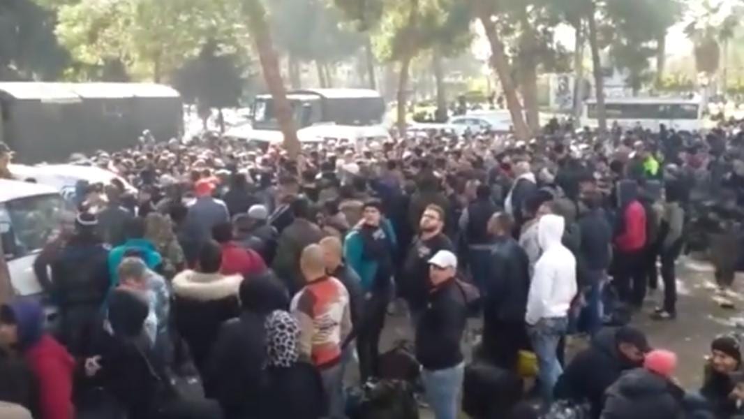 فيديو: عشرات الشبّان يتجمعون في العاصمة دمشق تمهيداً لسوقهم لخدمة جيش النظام