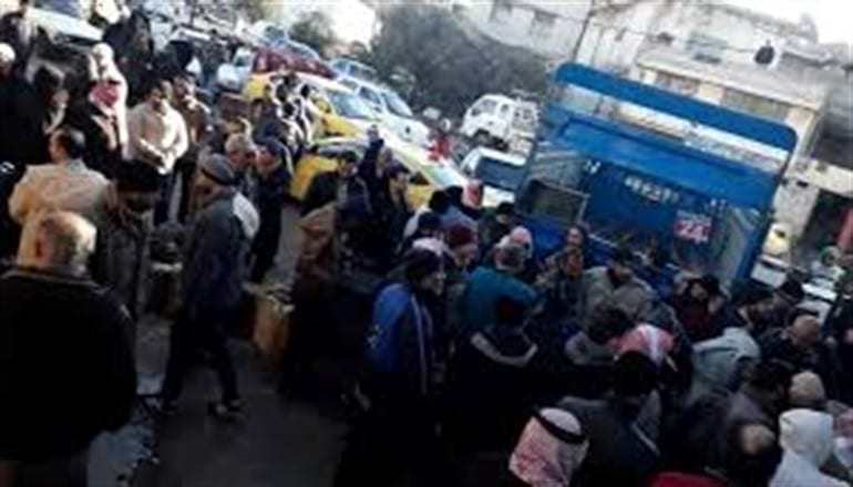 سوء الأحوال الجوية يضاعف معاناة المدنيين في دمشق وريفها مع استمرار أزمة مواد التدفئة