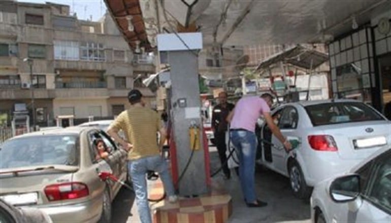 وزارة النفط لدى حكومة النظام تغلق ثلاث محطات وقود بعد تطبيق نظام “البطاقة الذكية”
