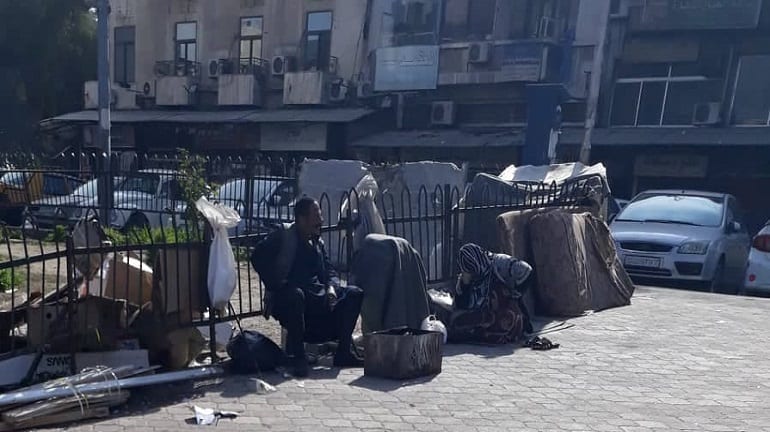 مشردو دمشق… مساكنهم خيم وأرصفة وطعامهم بقايا وتبرعات