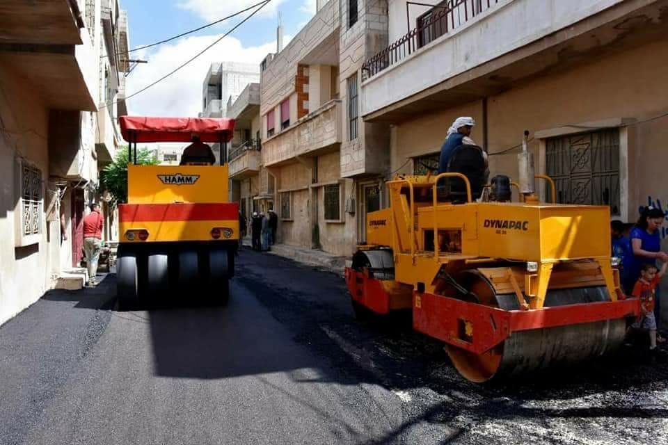 شوارع لا تليق بالبشر… حفر وانهدامات والميزانيات غير كافية