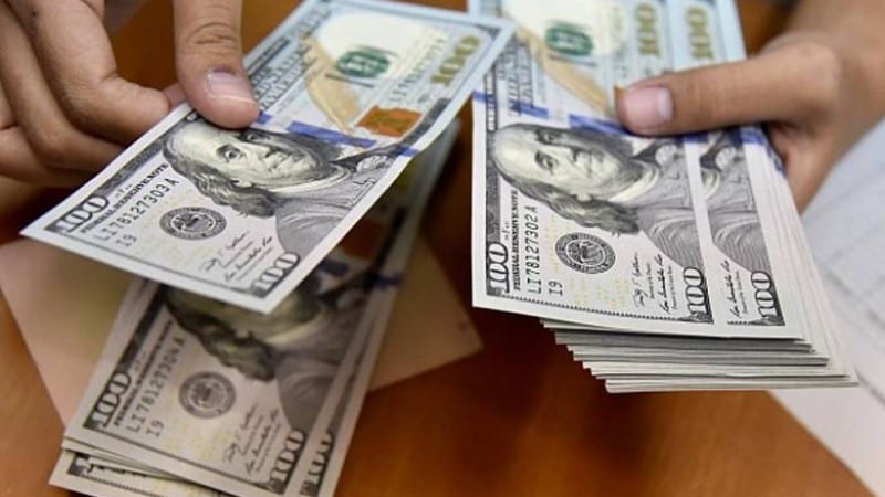 فارق سعر الصرف بين الرسمي والموازي في جيوب التجار والمضاربين