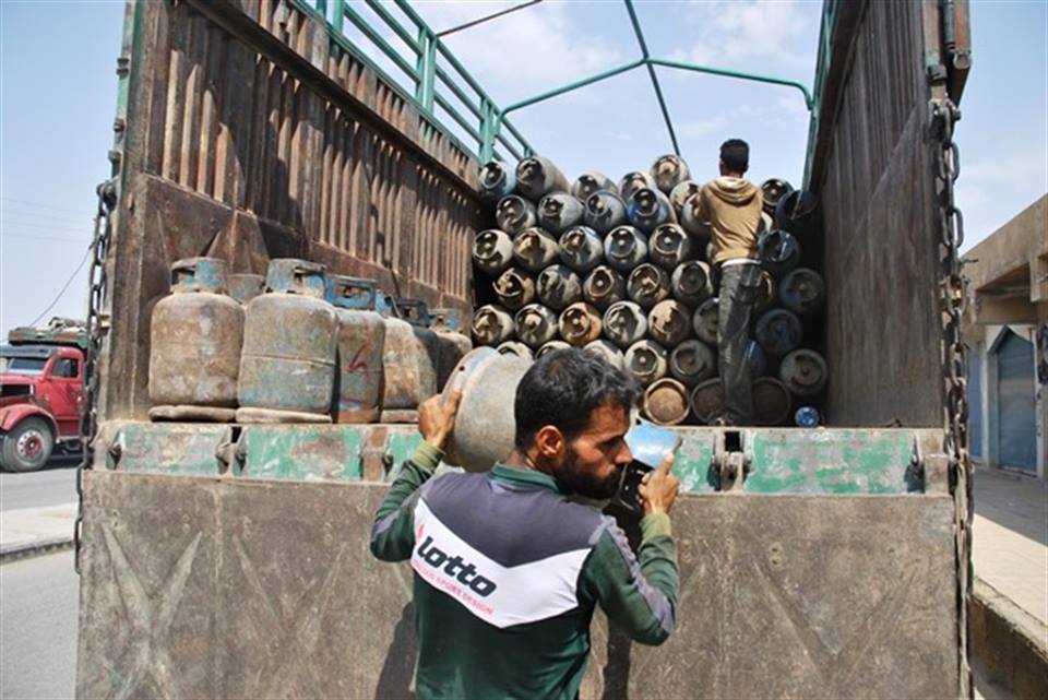 بأسعار منخفضة… توزيع أسطوانات غاز في مناطق سيطرة “قسد” بديرالزور