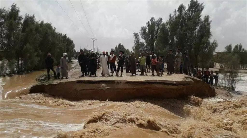 (فيديو) الأمطار الغزيرة تتلف المحاصيل الزراعية وتهدم مبان متصدعة بدير الزور