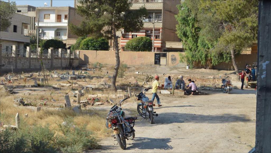 دير الزور… حكومة النظام تجبر الموتى على النزوح من قبورهم