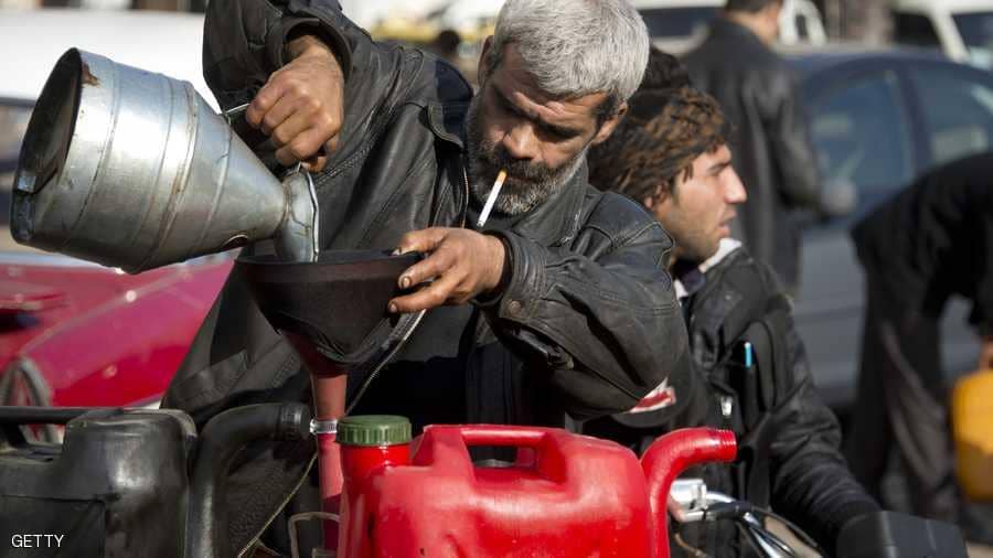 أمام أعين جمارك النظام… البنزين المهرب يباع على طريق طرطوس حمص