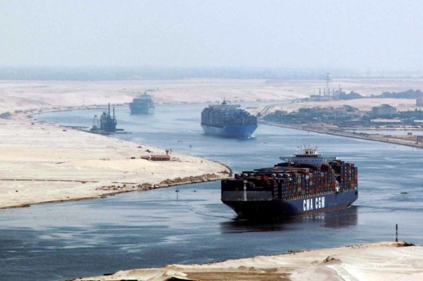 مسؤول مصري يرد على رئيس حكومة النظام: «لم نمنع مرور أي سفينة عبر السويس».