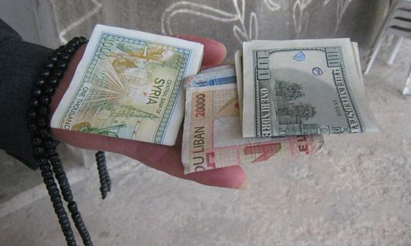 الليرة تعاود الانهيار أمام الدولار… وخبراء يتوقعون عجز النظام عن وقف هبوطها
