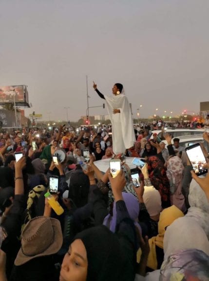 “تمثال الحرية السودانية”… نساء الاحتجاجات وجه السودان المشرق