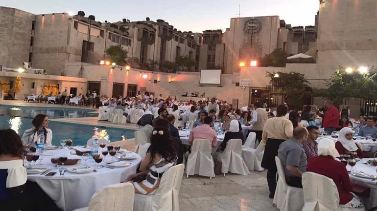رغم الغلاء وفقر السوريين… من هم مترفو دمشق ومرتادو المطاعم؟