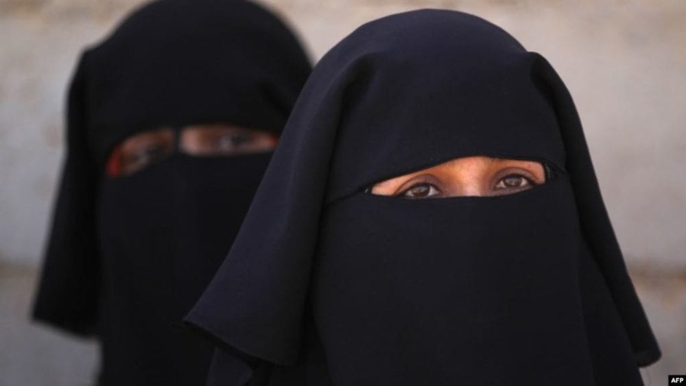 نساء «داعش»: «سبايا» الأزواج شريكات سكن في حياتهم… ونبذ مجتمعي بعد موتهم