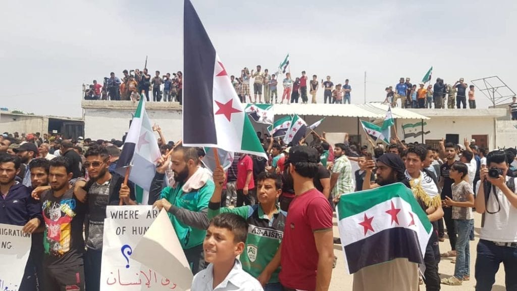 مظاهرات على حدود تركيا للمطالبة بالضغط على نظام الأسد