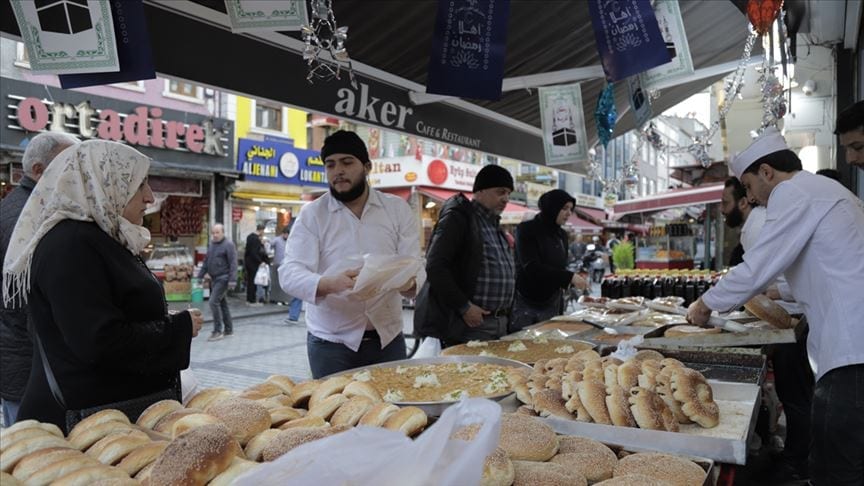 لسان حال مطاعم ومحلات السوريين في اسطنبول: لا مكان للفقير بيننا!