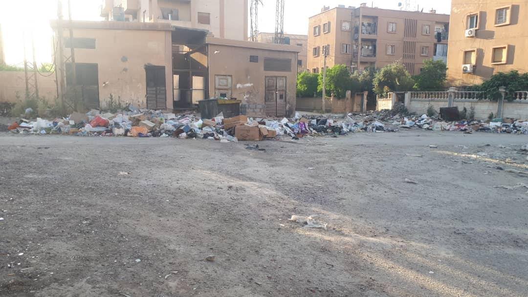 “القمامة في الأحياء وعلى أنقاض المنازل”… سكان مدينة ديرالزور ينشدون حلّاً