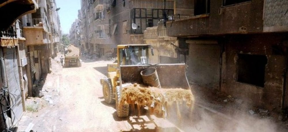 الغارديان: النظام يهدم منازل المعارضين والمهجرين قسراً