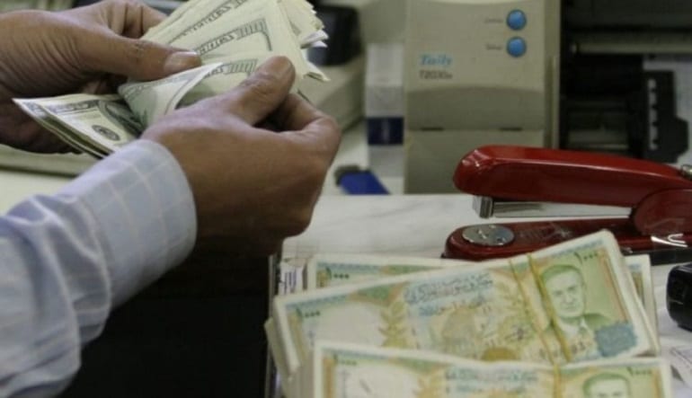 حكومة النظام تسرق جيوب المصدرين بقرار “إعادة القطع” للمركزي
