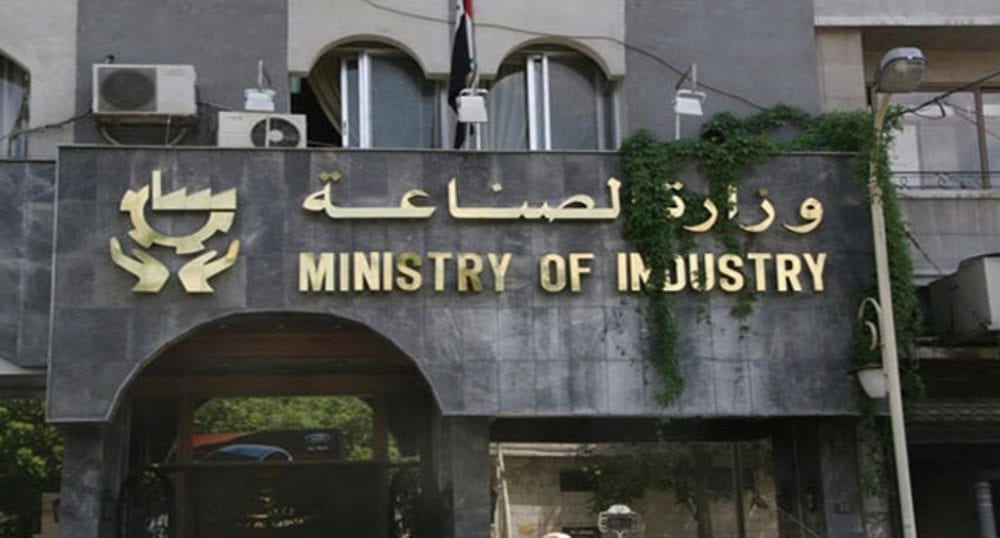 فتحت لهم أبواب الفساد… الصناعة تعلن عن حاجتها لتشغيل 8400 عاملاً!