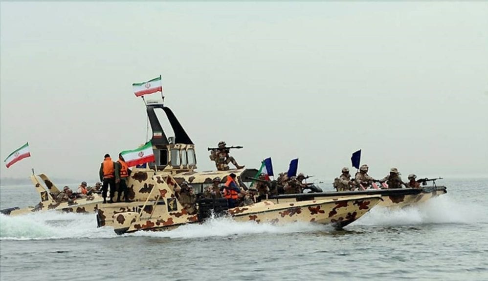 تحذير أمريكي للسفن أثناء عبورها مضيق هرمز بسبب الانتهاكات الإيرانية