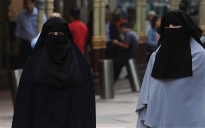 الحكومة التونسية تحظر النقاب في المؤسسات العامة