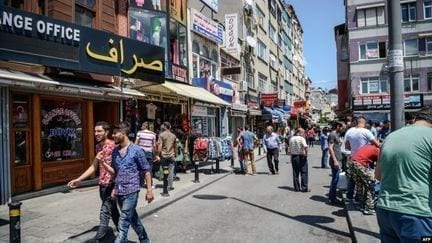 مع ترحيلهم من إسطنبول… السوريون عرضة لاستغلال تجار الأثاث المستعمل