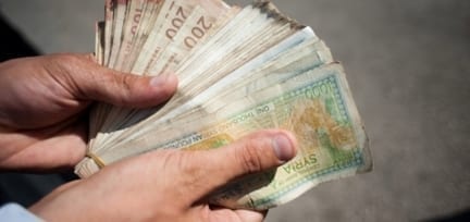 خبيرة اقتصادية: لا أستطيع التكهّن بزيادة الرواتب بعد سنتين من الشائعات