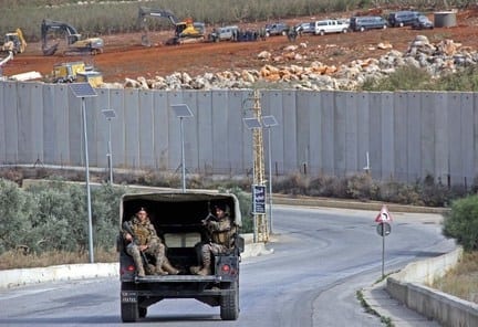 إسرائيل ترفع الجاهزية وتغلق مجالها الجوي قرب لبنان