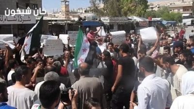 مظاهرة لأهالي خان شيخون رفضاً لدخول “الجيش السوري” إلى مدينتهم